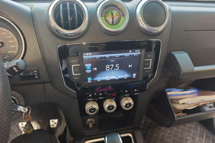 Used BAIC Off-Road BJ40 2016 40L 2.3T Automatic All-Wheel Drive Premium Edition Audio And AC Panel