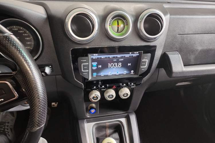 Used BAIC Off-Road BJ40 2016 40L 2.0T Manual All-Wheel Drive Prestige Edition Audio And AC Panel