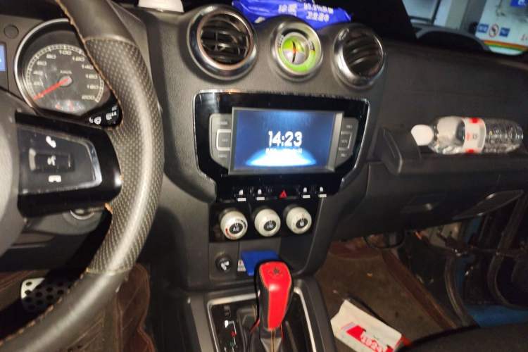 Used BAIC Off-Road BJ40 2016 40L 2.3T Automatic All-Wheel Drive Premium Edition Audio And AC Panel