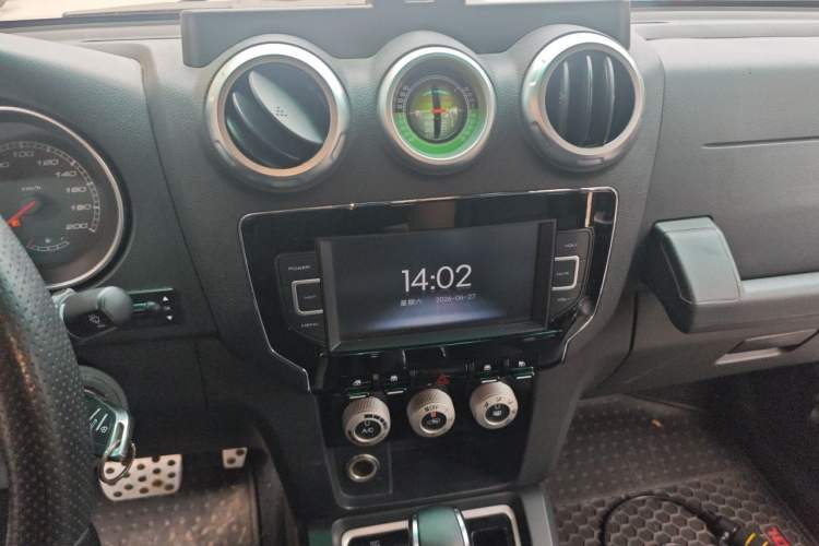 Used BAIC Off-Road BJ40 2016 40L 2.3T Automatic All-Wheel Drive Premium Edition Audio And AC Panel