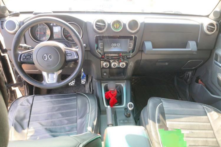 Used BAIC Off-Road BJ40 2016 40L 2.0T Manual All-Wheel Drive Prestige Edition Center Console