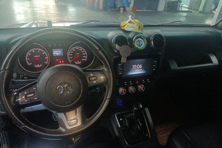 Used BAIC Off-Road BJ40 2016 40L 2.3T Automatic Two-Wheel Drive Prestige Edition Center Console