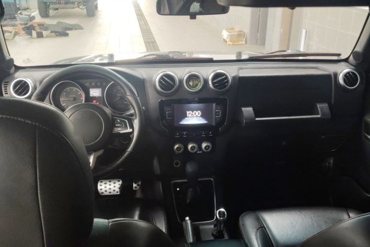 Used BAIC Off-Road BJ40 2016 2.3T Automatic Four-Wheel Drive Premium Edition Center Console