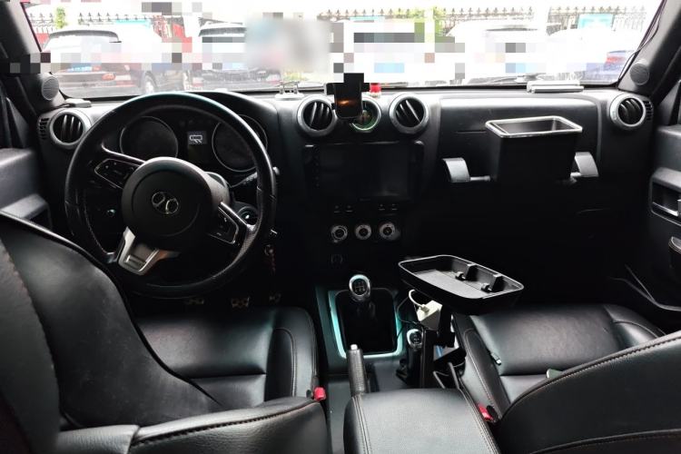 Used BAIC Off-Road BJ40 2016 40L 2.0T Manual All-Wheel Drive Prestige Edition Center Console