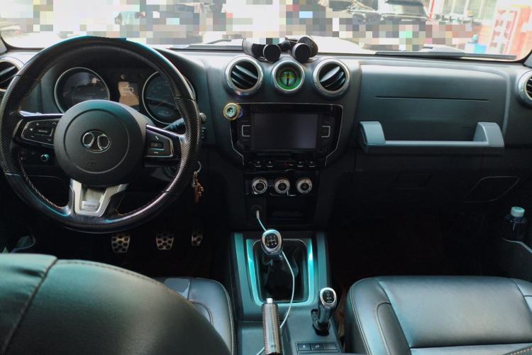 Used BAIC Off-Road BJ40 2016 40L 2.0T Manual All-Wheel Drive Prestige Edition Center Console