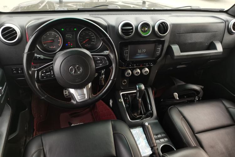 Used BAIC Off-Road BJ40 2016 40L 2.3T Automatic Two-Wheel Drive Prestige Edition Center Console
