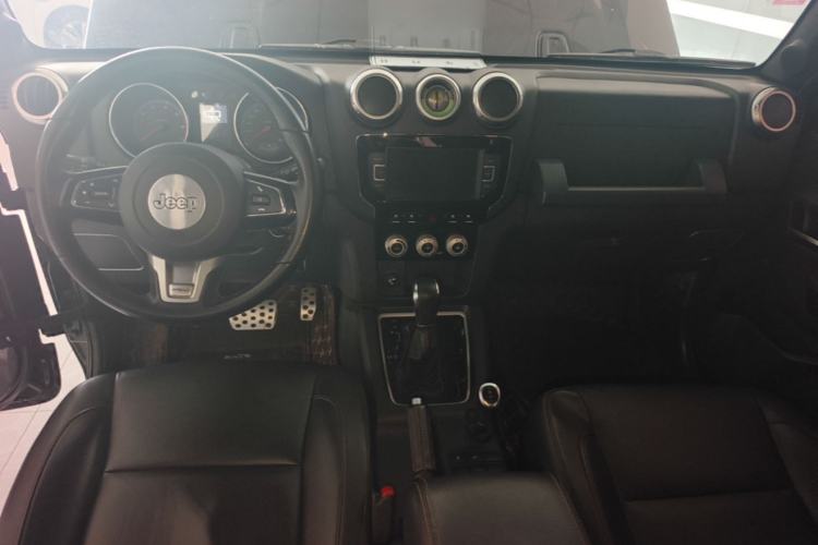 Used BAIC Off-Road BJ40 2016 40L 2.3T Automatic All-Wheel Drive Premium Edition Center Console