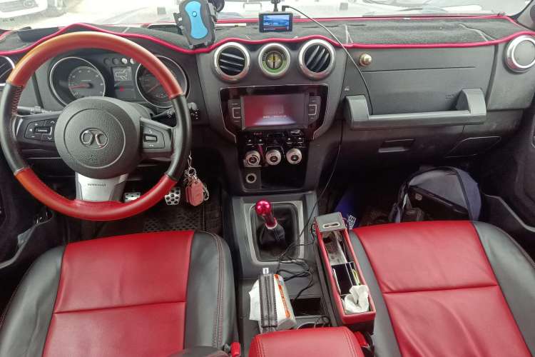 Used BAIC Off-Road BJ40 2016 40L 2.0T Manual Two-Wheel Drive Luxury Edition Center Console