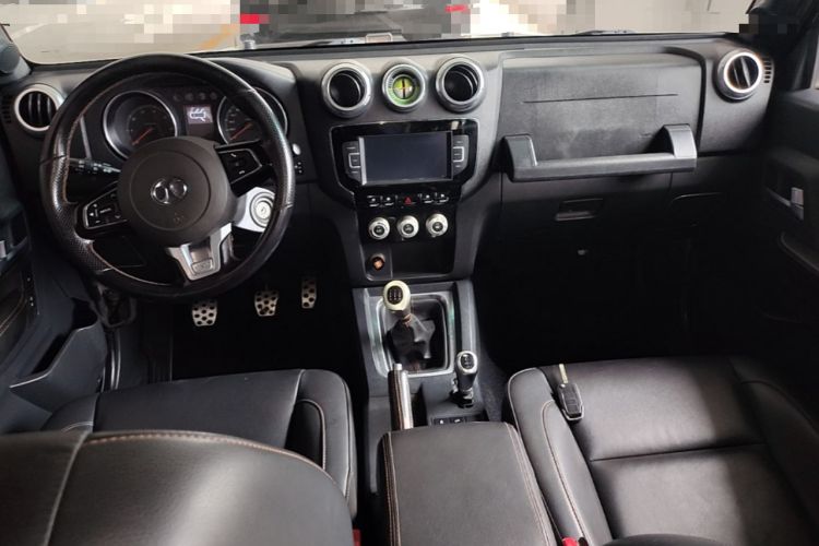 Used BAIC Off-Road BJ40 2016 40L 2.0T Manual All-Wheel Drive Prestige Edition Center Console