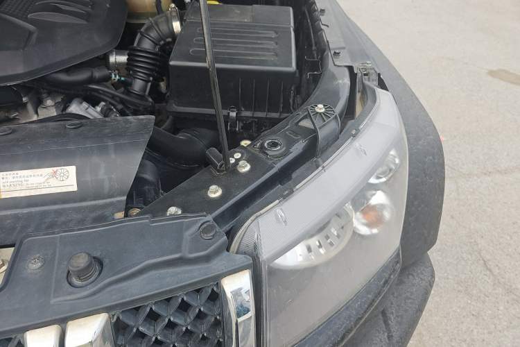 Used BAIC Off-Road BJ40 2016 40L 2.3T Automatic All-Wheel Drive Premium Edition Engine Bay Left