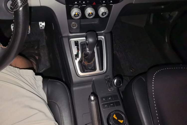 Used BAIC Off-Road BJ40 2016 40L 2.3T Automatic All-Wheel Drive Premium Edition Gear Lever