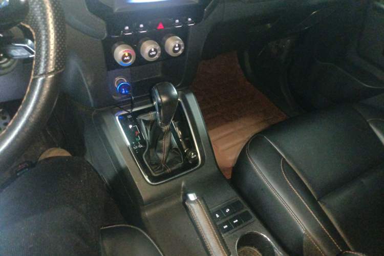 Used BAIC Off-Road BJ40 2016 40L 2.3T Automatic Two-Wheel Drive Prestige Edition Gear Lever