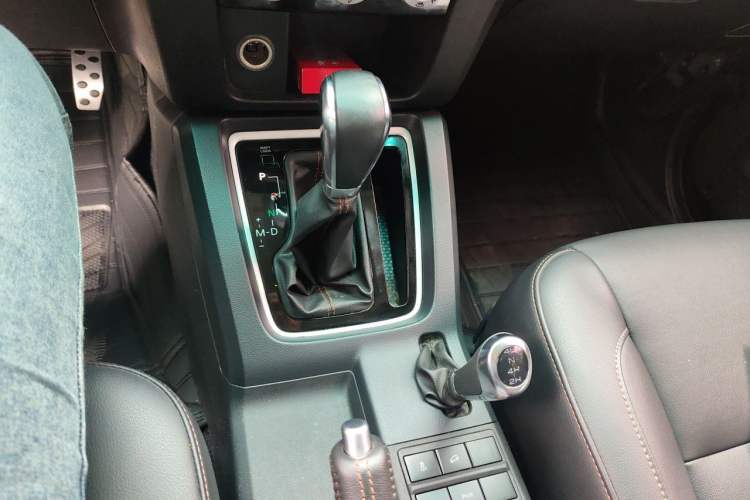 Used BAIC Off-Road BJ40 2016 40L 2.3T Automatic All-Wheel Drive Premium Edition Gear Lever