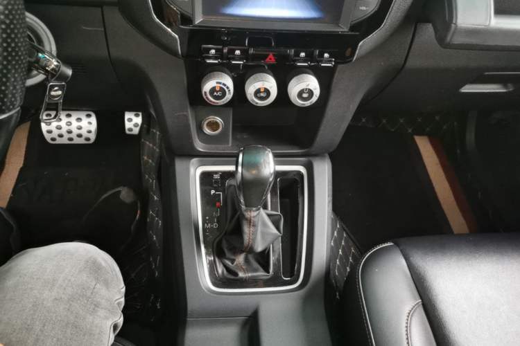 Used BAIC Off-Road BJ40 2016 40L 2.3T Automatic Two-Wheel Drive Prestige Edition Gear Lever