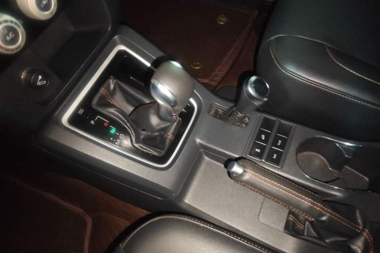 Used BAIC Off-Road BJ40 2016 40L 2.3T Automatic All-Wheel Drive Premium Edition Gear Lever