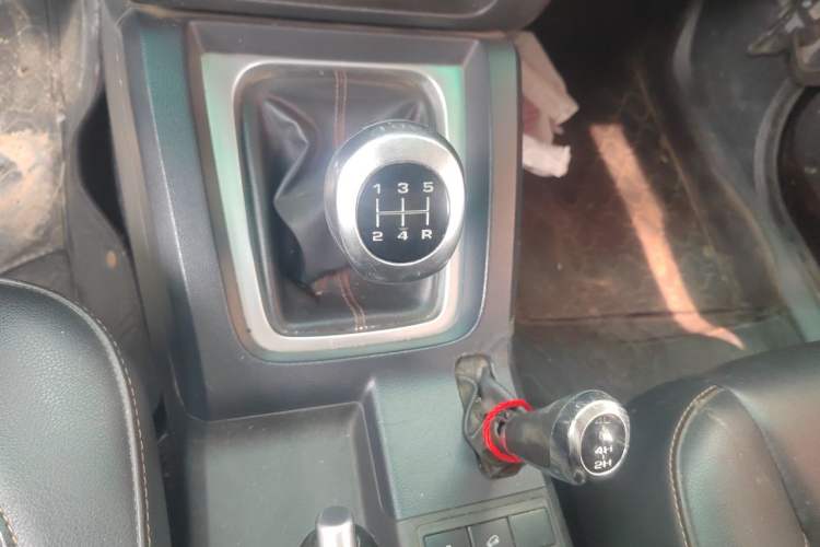 Used BAIC Off-Road BJ40 2016 2.0T Manual Four-Wheel Drive Prestige Edition Gear Lever