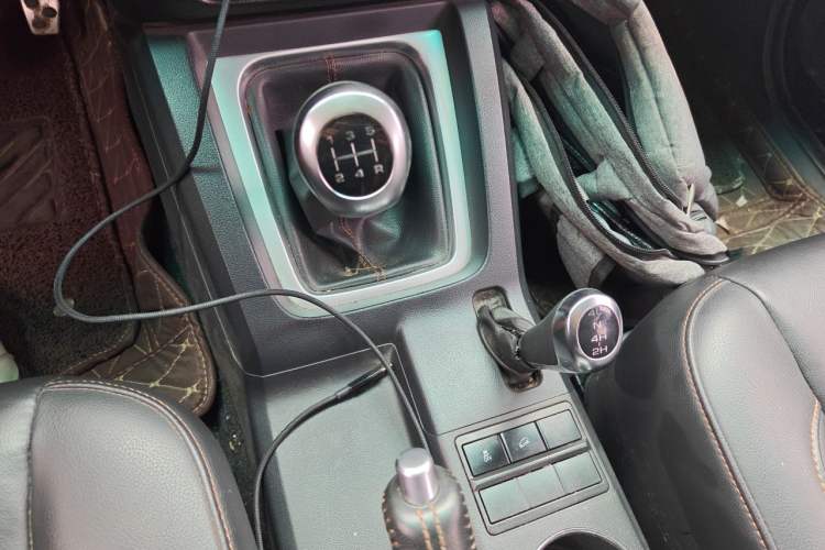 Used BAIC Off-Road BJ40 2016 40L 2.0T Manual All-Wheel Drive Prestige Edition Gear Lever