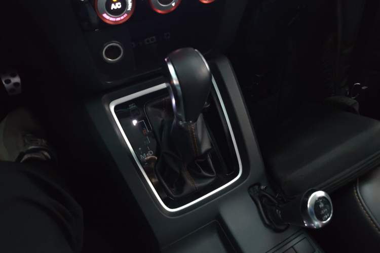Used BAIC Off-Road BJ40 2016 40L 2.3T Automatic All-Wheel Drive Premium Edition Gear Lever