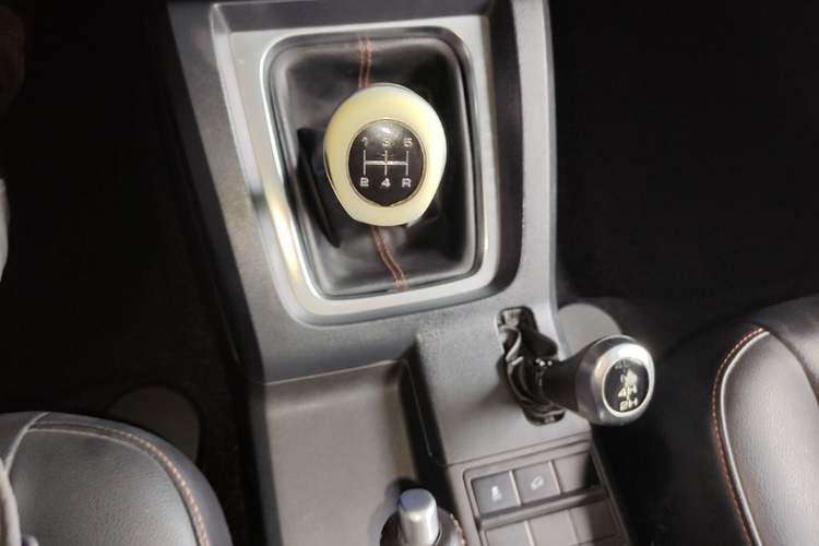 Used BAIC Off-Road BJ40 2016 40L 2.0T Manual All-Wheel Drive Prestige Edition Gear Lever