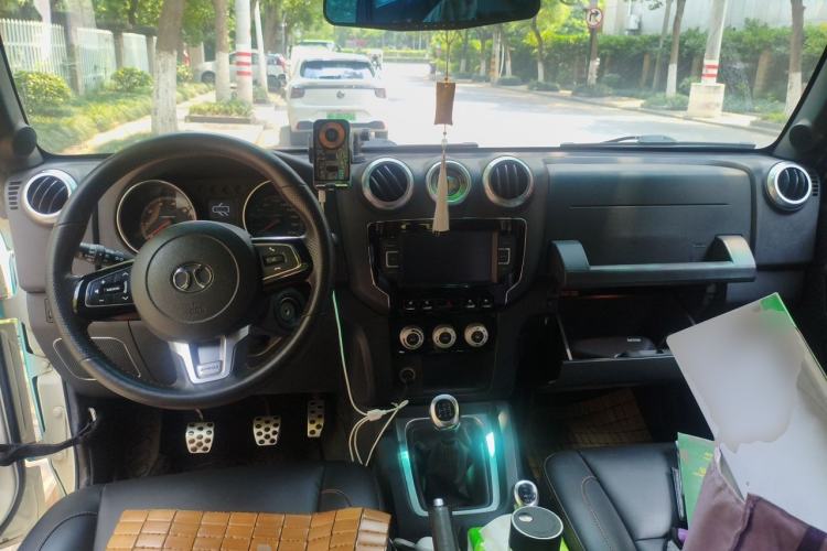 Used BAIC Off-Road BJ40 2016 2.0T Manual Four-Wheel Drive Prestige Edition Center Console