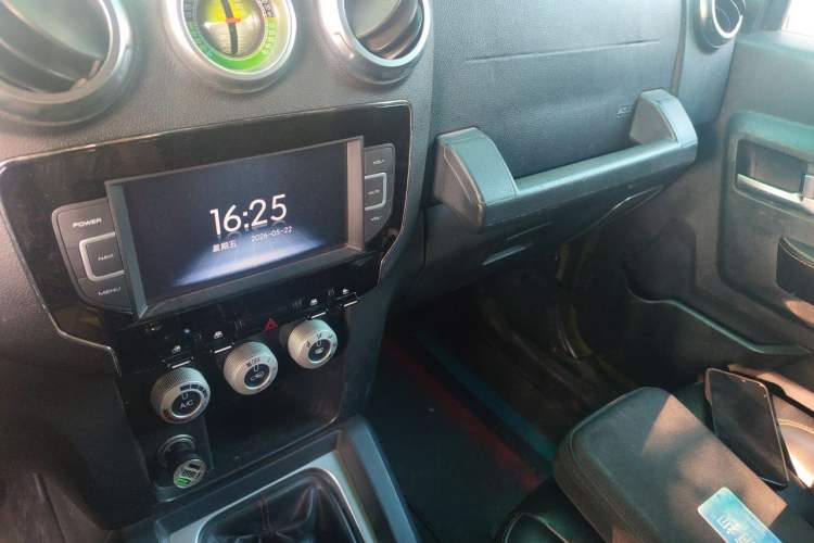 Used BAIC Off-Road BJ40 2016 40L 2.0T Manual All-Wheel Drive Prestige Edition Audio And AC Panel