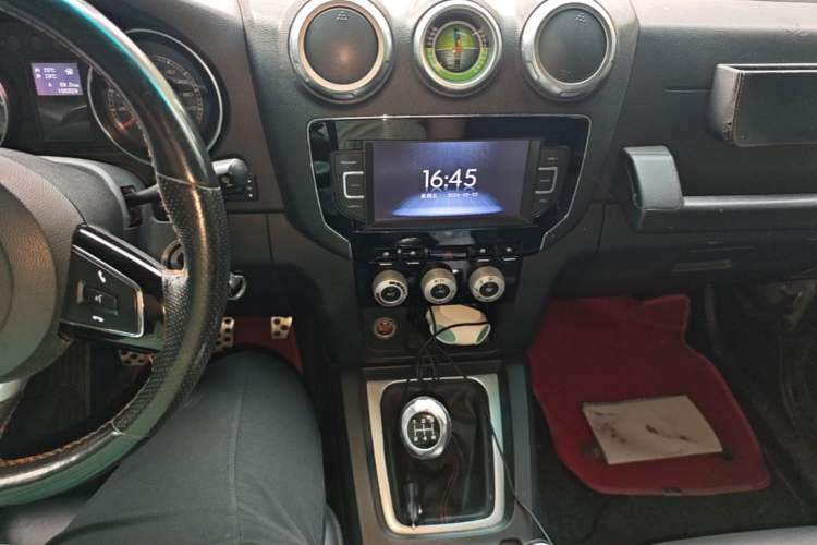 Used BAIC Off-Road BJ40 2016 40L 2.0T Manual All-Wheel Drive Prestige Edition Audio And AC Panel