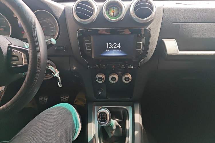 Used BAIC Off-Road BJ40 2016 40L 2.0T Manual All-Wheel Drive Prestige Edition Audio And AC Panel