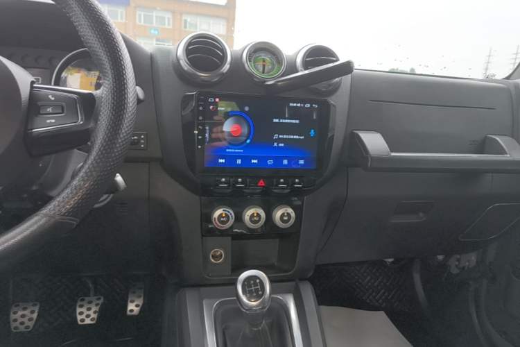Used BAIC Off-Road BJ40 2016 40L 2.0T Manual All-Wheel Drive Prestige Edition Audio And AC Panel