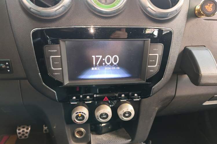 Used BAIC Off-Road BJ40 2016 40L 2.0T Manual All-Wheel Drive Prestige Edition Audio And AC Panel