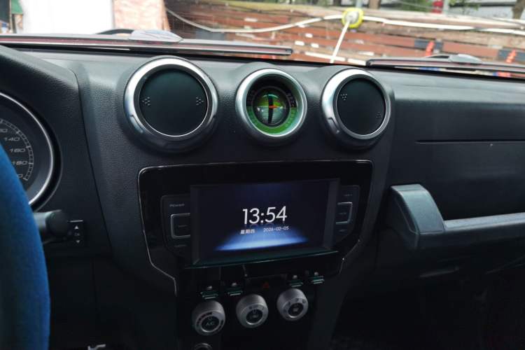 Used BAIC Off-Road BJ40 2016 40L 2.3T Automatic Two-Wheel Drive Prestige Edition Audio And AC Panel
