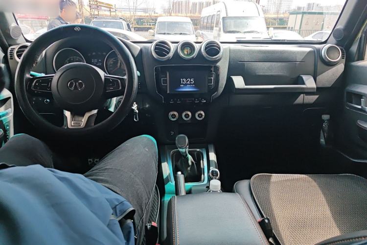 Used BAIC Off-Road BJ40 2016 40L 2.0T Manual All-Wheel Drive Prestige Edition Center Console