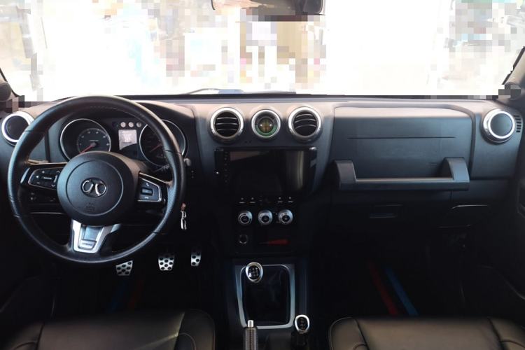 Used BAIC Off-Road BJ40 2016 40L 2.0T Manual All-Wheel Drive Prestige Edition Center Console