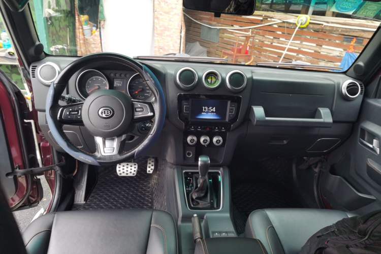 Used BAIC Off-Road BJ40 2016 40L 2.3T Automatic Two-Wheel Drive Prestige Edition Center Console