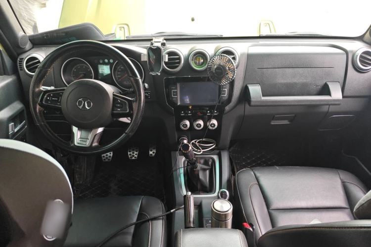 Used BAIC Off-Road BJ40 2016 40L 2.0T Manual All-Wheel Drive Prestige Edition Center Console
