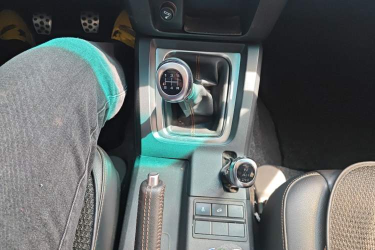 Used BAIC Off-Road BJ40 2016 40L 2.0T Manual All-Wheel Drive Prestige Edition Gear Lever