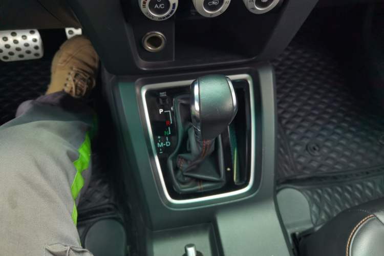 Used BAIC Off-Road BJ40 2016 40L 2.3T Automatic Two-Wheel Drive Prestige Edition Gear Lever