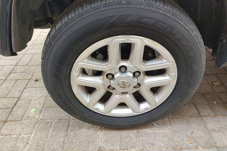 Used BAIC Off-Road BJ40 2016 40L 2.0T Manual All-Wheel Drive Prestige Edition Left Front Wheel Hub