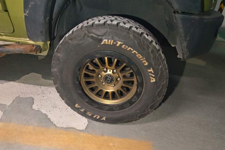 Used BAIC Off-Road BJ40 2016 40L 2.0T Manual All-Wheel Drive Prestige Edition Right Front Wheel Hub