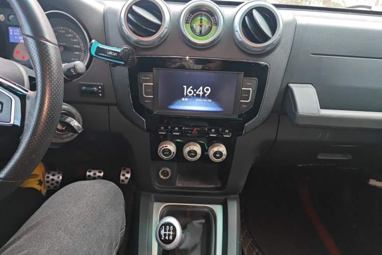Used BAIC Off-Road BJ40 2016 2.0T Manual Four-Wheel Drive Prestige Edition Audio And AC Panel
