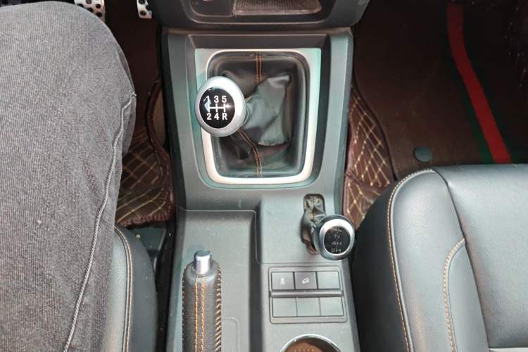 Used BAIC Off-Road BJ40 2016 2.0T Manual Four-Wheel Drive Prestige Edition Gear Lever