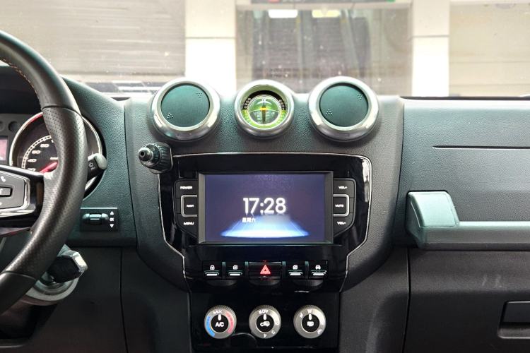 Used BAIC Off-Road BJ40 2016 2.0T Manual Four-Wheel Drive Prestige Edition Interior 8