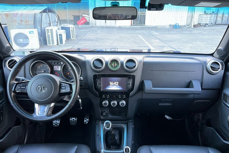 Used BAIC Off-Road BJ40 2016 40L 2.0T Manual All-Wheel Drive Prestige Edition Center Console