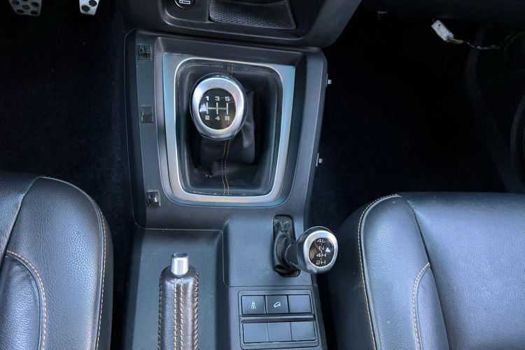 Used BAIC Off-Road BJ40 2016 40L 2.0T Manual All-Wheel Drive Prestige Edition Gear Lever