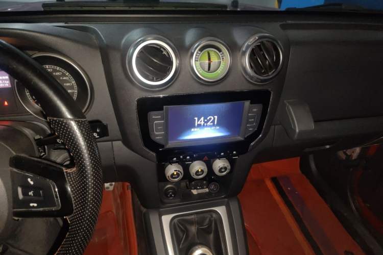Used BAIC Off-Road BJ40 2016 2.0T Manual Four-Wheel Drive Prestige Edition Audio And AC Panel