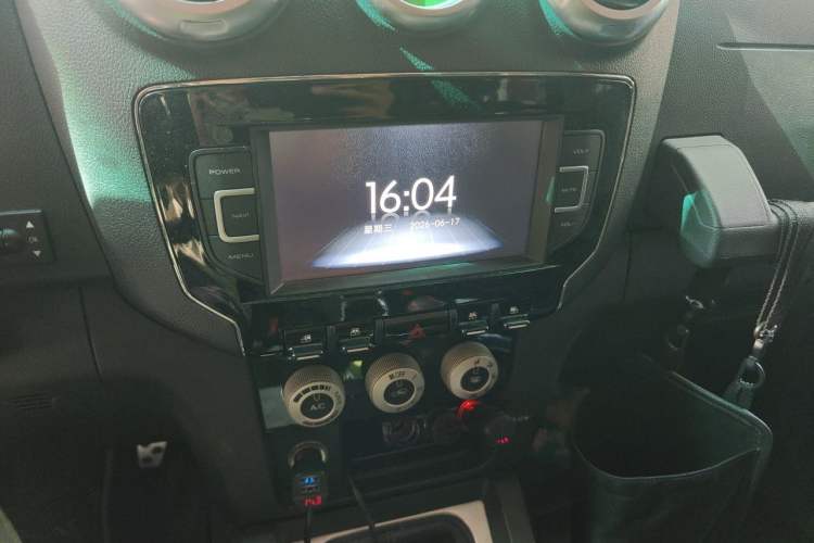 Used BAIC Off-Road BJ40 2016 40L 2.3T Manual All-Wheel Drive Prestige Edition Audio And AC Panel