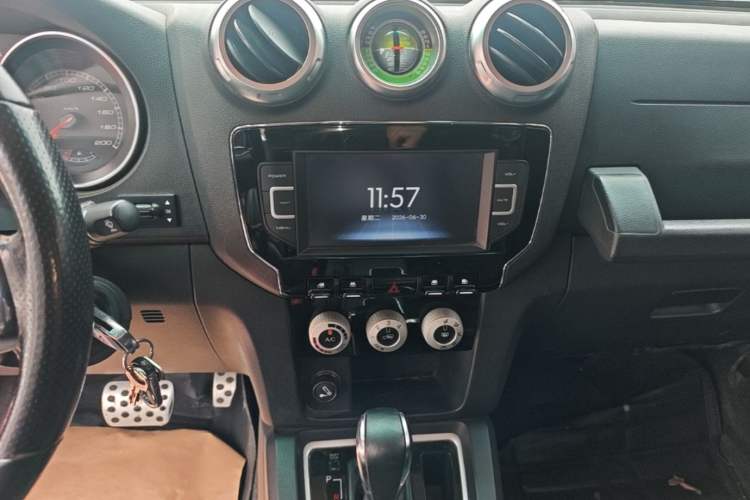 Used BAIC Off-Road BJ40 2016 40L 2.3T Automatic All-Wheel Drive Premium Edition Audio And AC Panel