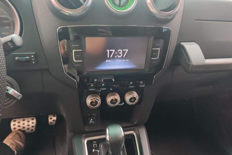 Used BAIC Off-Road BJ40 2016 40L 2.3T Automatic All-Wheel Drive Premium Edition Audio And AC Panel