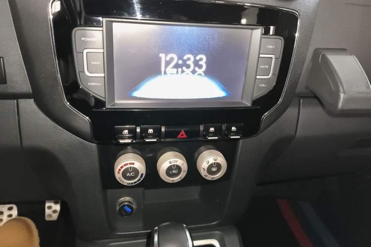 Used BAIC Off-Road BJ40 2016 40L 2.3T Automatic All-Wheel Drive Premium Edition Audio And AC Panel