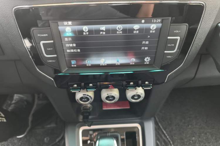 Used BAIC Off-Road BJ40 2016 40L 2.3T Automatic Two-Wheel Drive Luxury Edition Audio And AC Panel