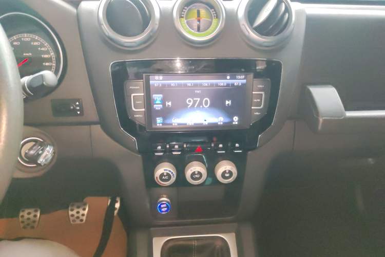 Used BAIC Off-Road BJ40 2016 40L 2.0T Manual Two-Wheel Drive Luxury Edition Audio And AC Panel